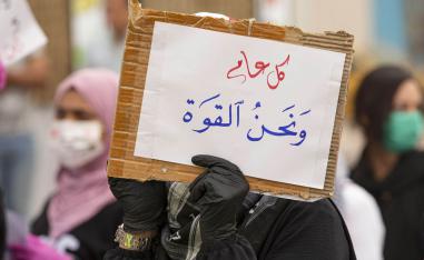 عراقيات يتظاهرن ضد النظام السياسي في بغداد