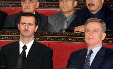 الرئيس السوري بشار الأسد يوم تنصيبه وإلى جانبه نائب الرئيس (الرئيس المؤقت) عبدالحليم خدام