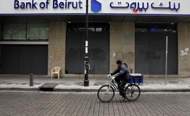لبناني على دراجة أمام بنك وسط بيروت
