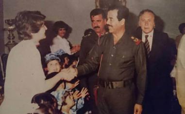 الشاعر نزار قباني مع الرئيس العراقي الراحل صدام حسين في ثمانينات القرن العشرين
