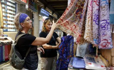 سوق سياحي للأقمشة في سلطنة عمان