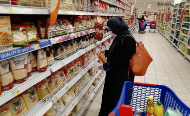 سعودية تتسوق في سوبرماركت في الرياض