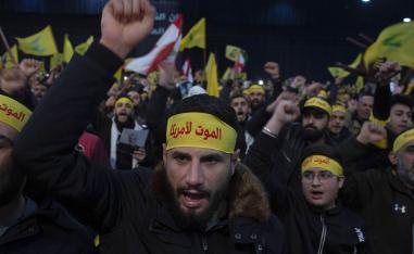 اعضاء في حزب الله يتظاهرون ضد الولايات المتحدة في بيروت