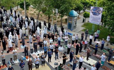 الايرانيون أدوا صلاة العيد في الشوارع