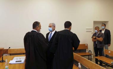 نتنياهو داخل قاعة المحكمة في أول حضور له بعد ايام من توليه رئاسة الحكومة الجديدة
