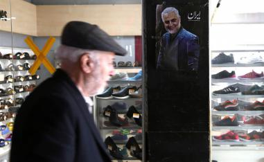 صورة لقاسم سليماني في محل لبيع الأحذية في طهران