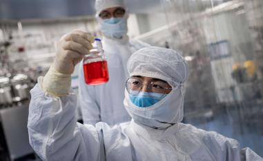عالم صيني أثناء قيامه بإجراء اختبار على لقاح تجريبي لفيروس كورونا