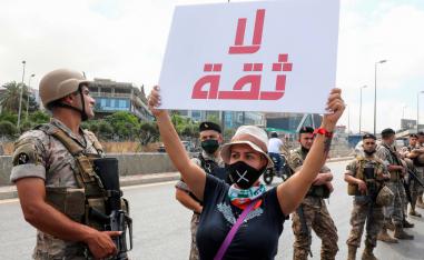 حوار طرشان بين الشارع والمسؤولين في لبنان