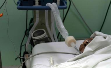 مريض بكورونا متصل بجهاز تنفس اصطناعي يتلقى العلاج في أحد مستشفيات السلفادور
