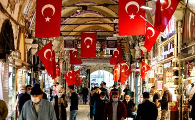 تركيا تفتح الأسواق المكتضة رغم خطر كورونا