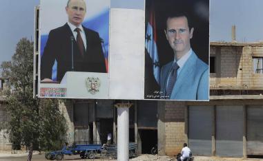 صورتان للرئيسين السوري بشار الأسد والروسي فلاديمير بوتين في بلدة الرستان
