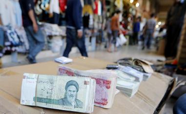 انهيار الريال يعمق ويعكس الازمة الناجمة عن كورونا والعقوبات والنفط