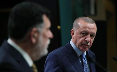 الرئيس التركي رجب طيب أردوغان في مؤتمر صحفي مع رئيس حكومة الوفاق الليبية فايز السراج