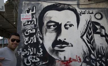 جدارية في الخليل تحمل صورة الروائي الفلسطيني غسان كنفاني