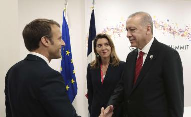الرئيس التركي رجب طيب اردوغان ونظيره الفرنسي ايمانويل ماكرون