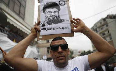 ناشط في حزب الله يرفع صورة حسن نصرالله