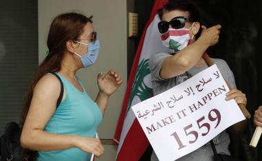ناشطون لبنانيون يتظاهرون ضد سلاح حزب الله