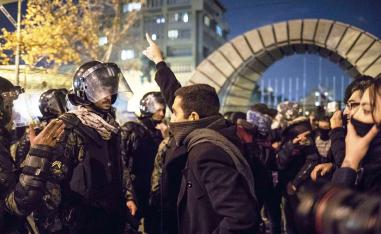 الايرانيون لا يأبهون بالقوة الأمنية الضاربة التي أخرست السنتهم لعقود