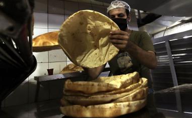 عامل في مخبز في بيروت