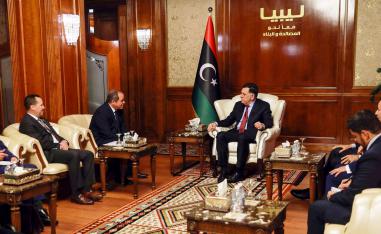 وزير الخارجية الجزائري في لقاء سابق مع رئيس حكومة الوفاق الليبية