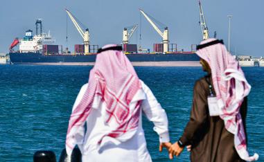 سعوديان في اطلالة على ميناء الدمام