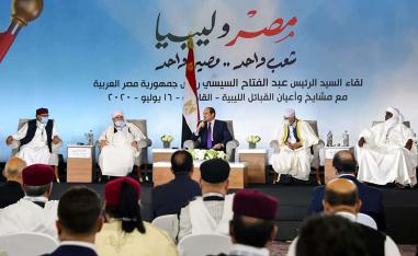 President Abdel Fattah al-Sisi (C) meeting with the mask-clad Libyan tribal leaders