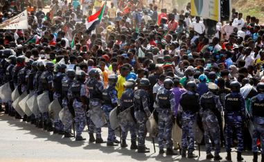 السودان يشهد من حين إلى اخر اضطرابات اجتماعية بسبب تردي الوضع الاقتصادي