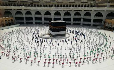 الطواف حول الكبعة مع احترام شرط التباعد الاجتماعي