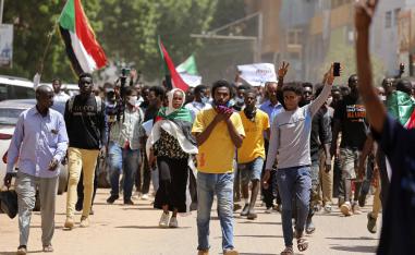المتظاهرون السودانيون