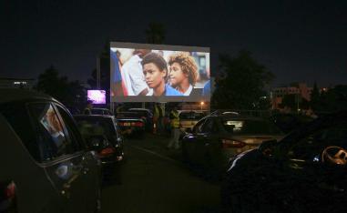 أردنيون يتابعون فيلما من سياراتهم في أول سينما "درايف إن" في بلادهم