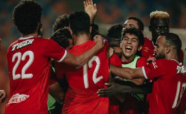 لاعبو الأهلي المصري يحتفلون بالفوز على الجونة (الصورة من حساب النادي على تويتر)