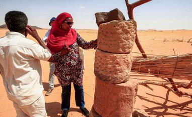 علماء آثار يتفقدون موقعا دمره الباحثون عن الذهب