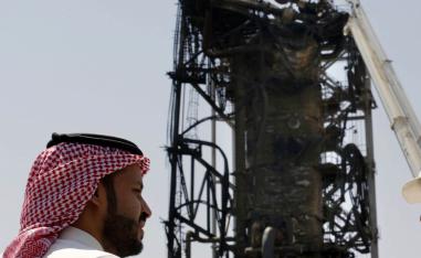 سعودي يعاين الدمار الذي خلفه هجوم المسيرات على منشآت أرامكو