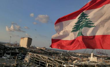 علم لبناني يرفرف على اطلال ميناء بيروت