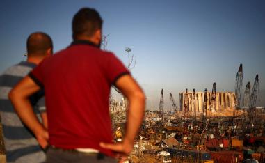 لبنانيون ينظرون على الدمار الذي اصاب مرفأ بيروت