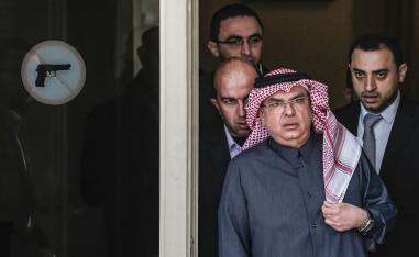 العمادي يحمل ثلاثين مليون دولار نقدا