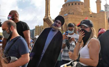لبنانيون يحاكون شنق صورة لحسن نصرالله