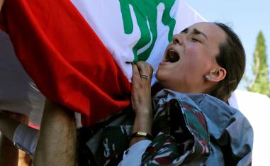 اللبنانيون شيعوا جثامين احبائهم على امل كشف حقيقة انفجار مرفا بيروت