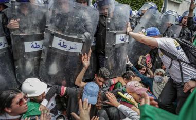 رئيس الوزراء الجزائري عبدالعزيز جراد عرض وثيقة تعديل الدستور على النواب