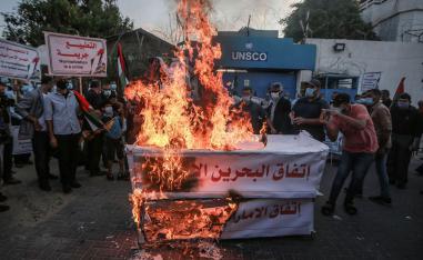 فلسطينيون يحرقون توابيت رمزية للاحتجاج على اتفاق السلام الاسرائيلي الاماراتي البحريني