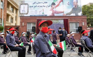 أطفال ايرانيون في احتفال مدرسي في طهران
