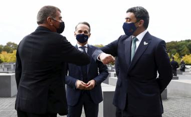 وزير الخارجية الإسرائيلي غابي اشكينازي ونظيره الإماراتي الشيخ عبدالله بن زايد آل نهيان