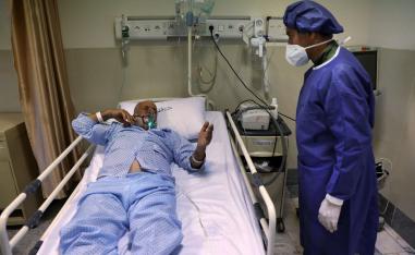 مصاب بكورونا يتلقى العلاج في أحد مستشفيات طهران