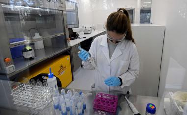 عالمة في مختبرات أسترازينيكا التي تعمل على تطوير اللقاح مع جامعة اوكسفورد