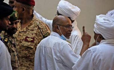 البشير خلال جلسة استماع في محاكمته بالخرطوم