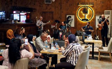 عراقيون في أحد مطاعم بغداد