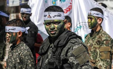 صبيان فلسطينيون يرتدون أزياء عسكرية في استعراض في غزة