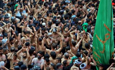 حشود غفيرة في كربلاء لا تأبه لخطر كورونا لانه يخاف من الحسين!
