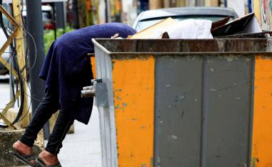 في مشهد يختزل مأساة اللبنانيين.. رجال ونساء يبحثون عن الطعام في حاويات القمامة 