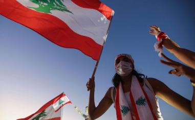 متظاهرون لبنانيون يحيون ذكرى سنة على انطلاق الحراك
